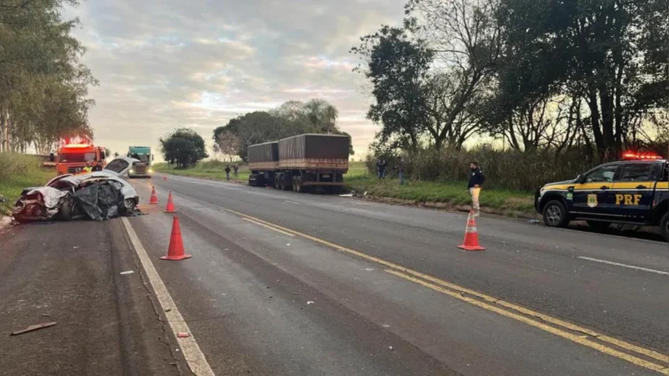 Tragédia na BR-376: Colisão frontal entre GM Celta e Carreta Bitrem mata dois jovens em Nova Londrina (PR)