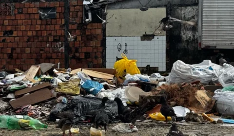 Moradores denunciam lixeira viciada no bairro Petrópolis, Zona Sul de Manaus