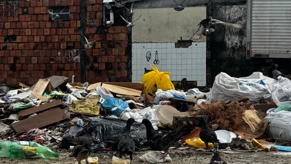 Moradores denunciam lixeira viciada no bairro Petrópolis, Zona Sul de Manaus