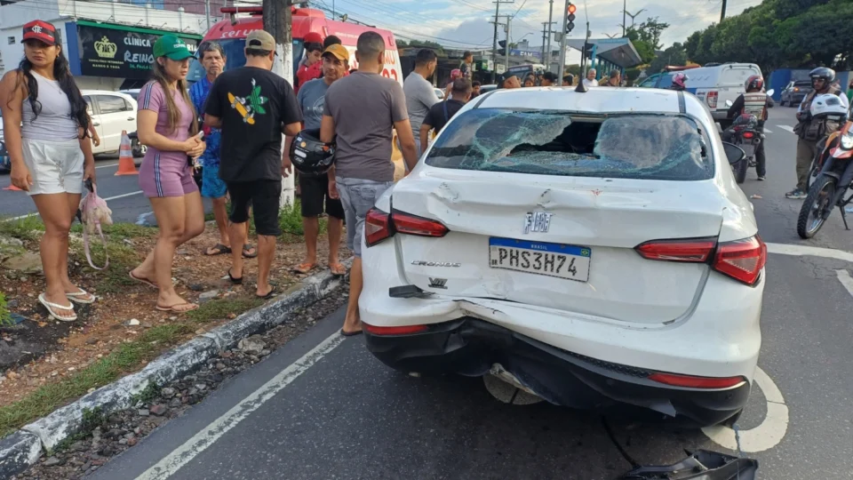 Três pessoas ficam feridas em grave acidente entre moto e carro na Alameda Cosme Ferreira, em Manaus