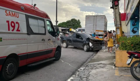 Veículo bate em poste na Hilário Gurjão e motorista é atendido pelo SAMU
