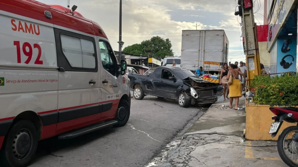 Veículo bate em poste na Hilário Gurjão e motorista é atendido pelo SAMU