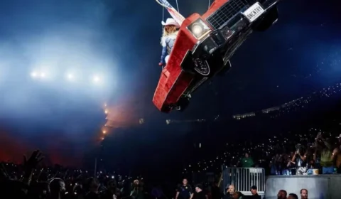 Beyoncé fica pendurada em carro suspenso e interrompe show nos EUA
