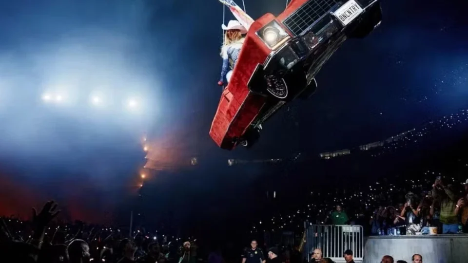 Beyoncé fica pendurada em carro suspenso e interrompe show nos EUA