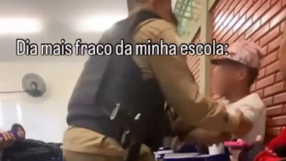 Aluno suspenso é retirado à força por PM dentro de sala de aula