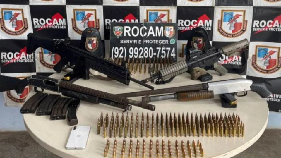 Mulher de 24 Anos é presa com fuzil e arsenal no porto de Fonte Boa durante Operação Fronteira Mais Segura