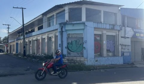 Abandono, medo e descaso: prédio abandonado vira ponto de uso de drogas e ameaça segurança de famílias no Oswaldo Frota