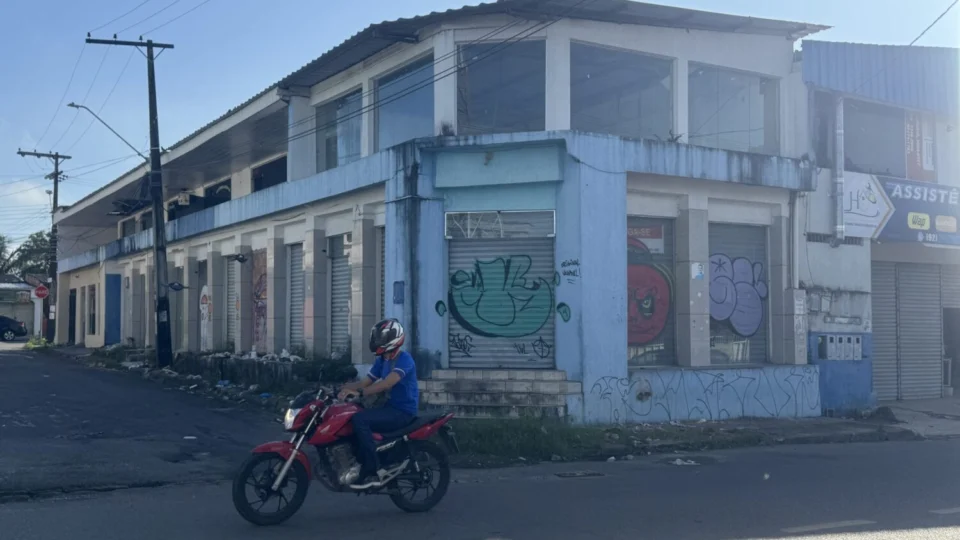 Abandono, medo e descaso: prédio abandonado vira ponto de uso de drogas e ameaça segurança de famílias no Oswaldo Frota