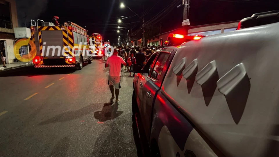 VEJA VÍDEO: incêndio atinge residência ao lado de distribuidora de gás no bairro Cidade Nova