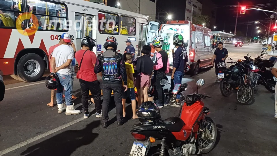 Mulher é atropelada ao tentar atravessar avenida correndo para pegar ônibus na Grande Circular