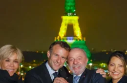 Torre Eiffel recebe luzes verde e amarela durante visita de Lula a Paris