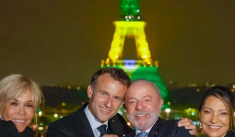 Torre Eiffel recebe luzes verde e amarela durante visita de Lula a Paris