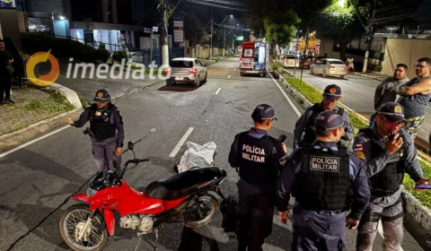 Mulher morre ao colidir moto em traseira de carro na Avenida Humberto Calderaro, em Manaus