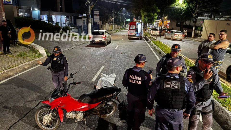Mulher morre ao colidir moto em traseira de carro na Avenida Humberto Calderaro, em Manaus
