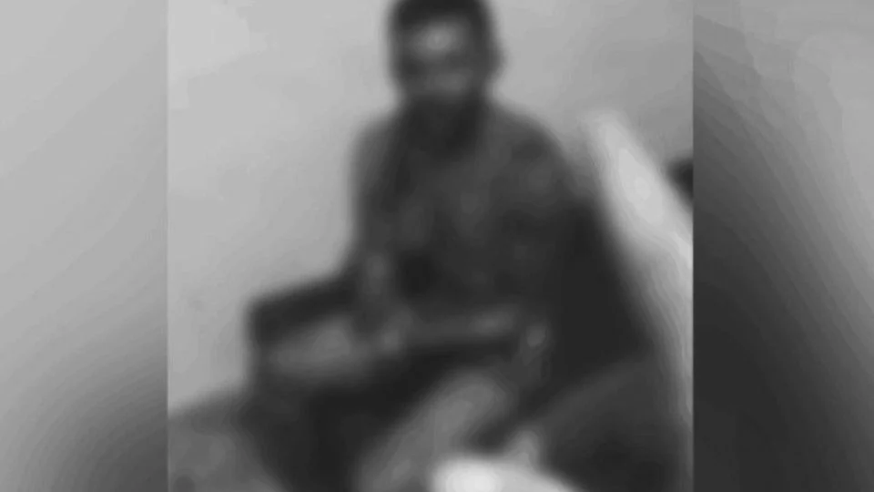 IMAGEM FORTE: marido agride suposto amante após flagrar esposa com outro na cama