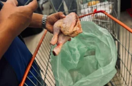 Denúncias levam à apreensão de alimentos impróprios para consumo em estabelecimento de Manaus