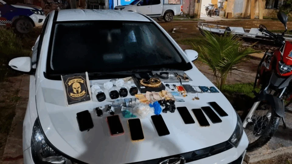 Moradores da Rua das Pratas, no bairro Nova Vitória, pedem solução para buracos nas vias