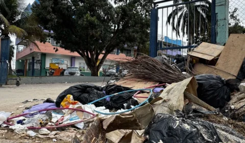 Pais denunciam acúmulo de lixo em frente à escola na Zona Leste de Manaus