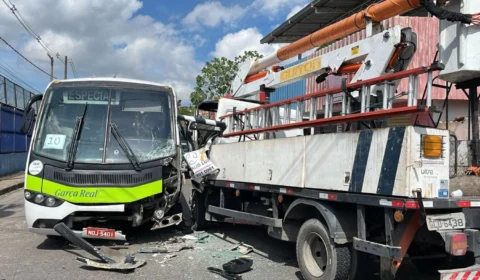 Colisão entre caminhão e micro-ônibus deixa motorista preso às ferragens na zona Leste de Manaus