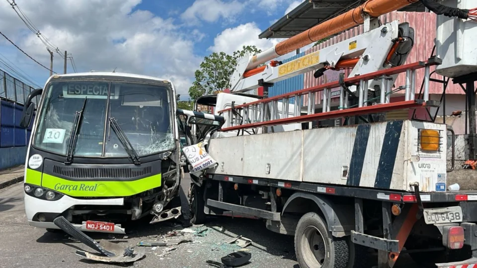 Colisão entre caminhão e micro-ônibus deixa motorista preso às ferragens na zona Leste de Manaus