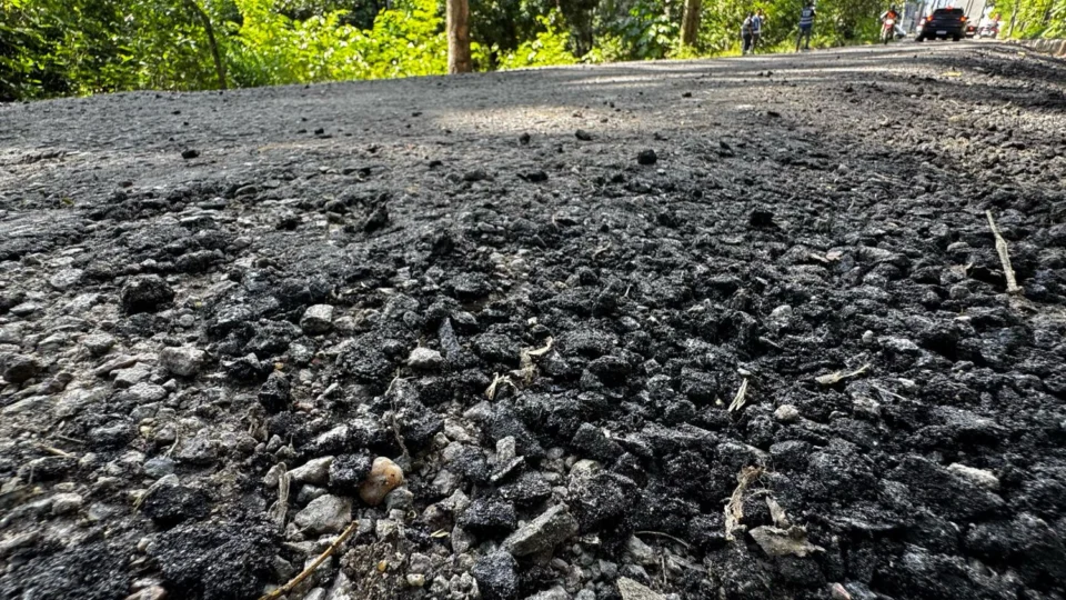 Após meses de espera, buraco na avenida José Romão é tapado, mas moradores questionam qualidade do serviço
