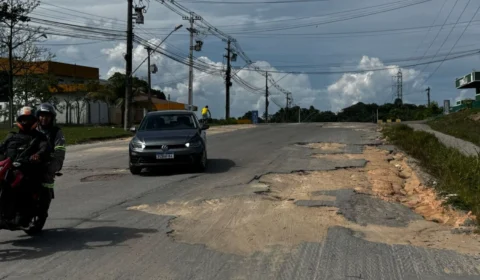 Buracos na Rua Hibisco, no Distrito 1, causam prejuízos a motoristas na zona leste de Manaus