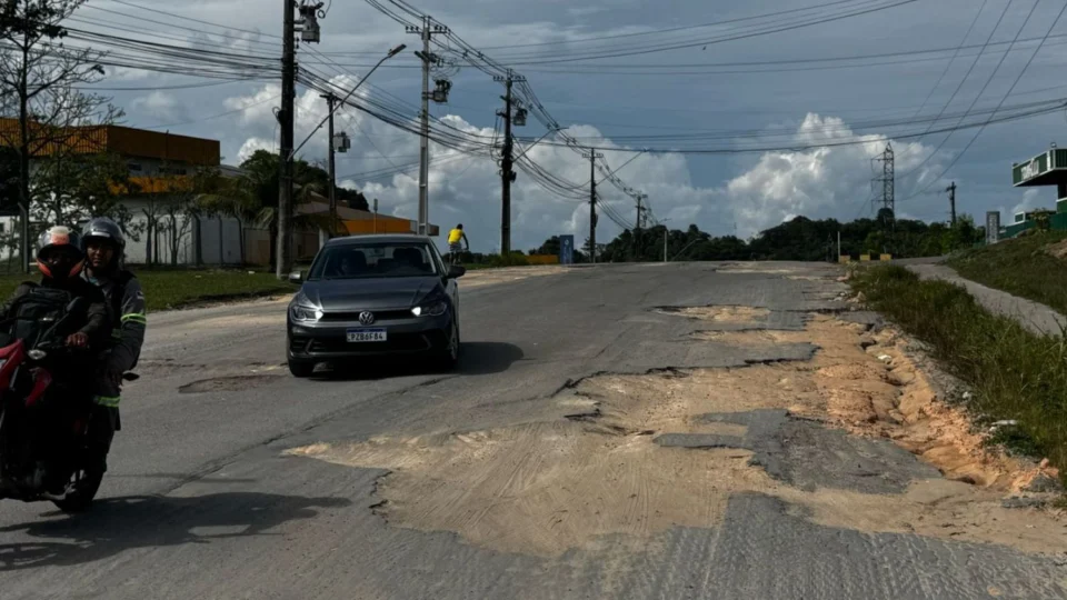 Buracos na Rua Hibisco, no Distrito 1, causam prejuízos a motoristas na zona leste de Manaus