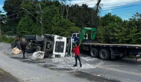 Caminhão tomba na estrada do Puraquequara e interdita via durante retirada do veículo