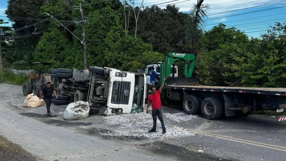 Caminhão tomba na estrada do Puraquequara e interdita via durante retirada do veículo