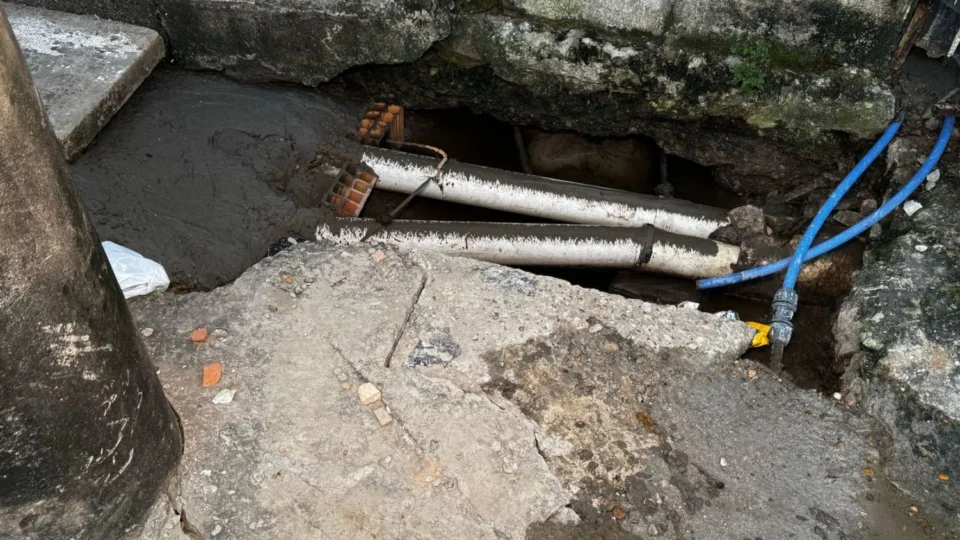 Moradores denunciam vizinho por bloquear esgoto e causar transtornos à vizinhança no bairro Japiim