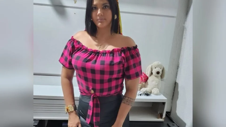Cantora é impedida de se apresentar por causa da roupa em evento junino no bairro Japiim