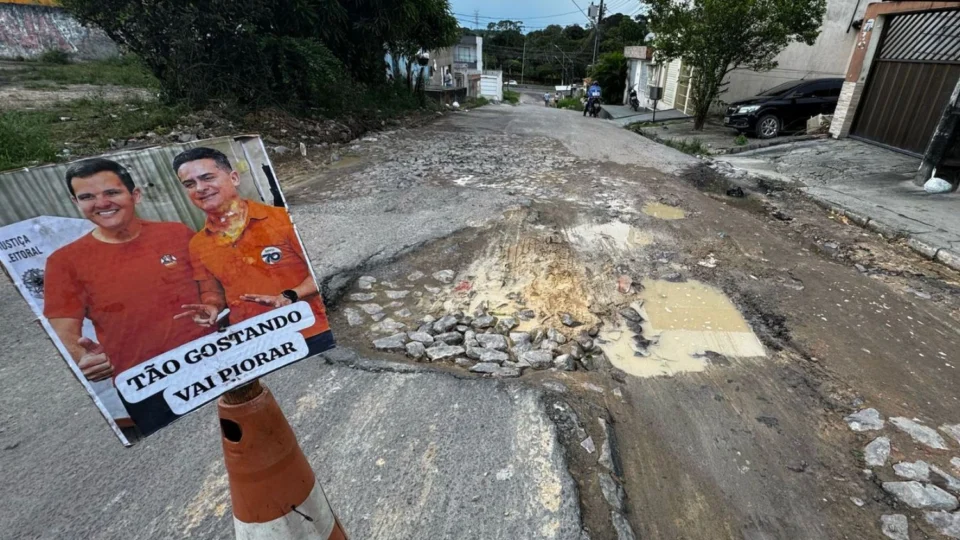Moradores do bairro Novo Aleixo reclamam de buracos e obra abandonada há seis meses