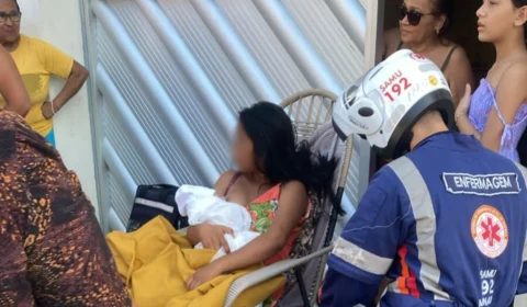 Gestante entra em trabalho de parto em via pública e dá à luz com a ajuda de moradores no bairro Armando Mendes