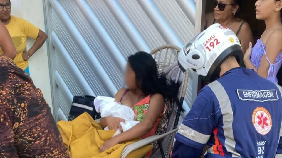 Gestante entra em trabalho de parto em via pública e dá à luz com a ajuda de moradores no bairro Armando Mendes