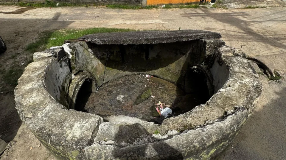 Moradores denunciam esgoto a céu aberto e risco de desabamento em beco no Nova Esperança