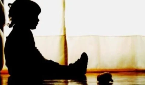 Duas crianças são encontradas abandonadas na Rua das Palmeiras, no bairro São José Operário