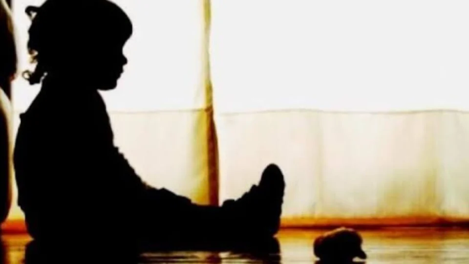 Duas crianças são encontradas abandonadas na Rua das Palmeiras, no bairro São José Operário