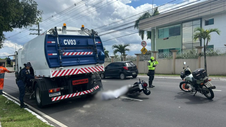 Motociclista morre após colisão com caminhão de limpeza na Avenida Coronel Teixeira, no bairro Ponta Negra