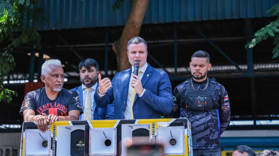 Rodrigo Sá lidera reunião com motociclistas de app e PL é suspenso para ajustes