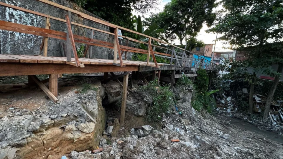 Moradores do Parque 10 denunciam risco de desabamento em ponte improvisada na rua Dom Diogo de Souza