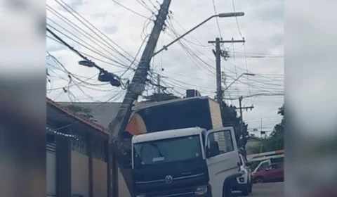 Caminhão bate em poste e interrompe fornecimento de energia no Parque 10, em Manaus