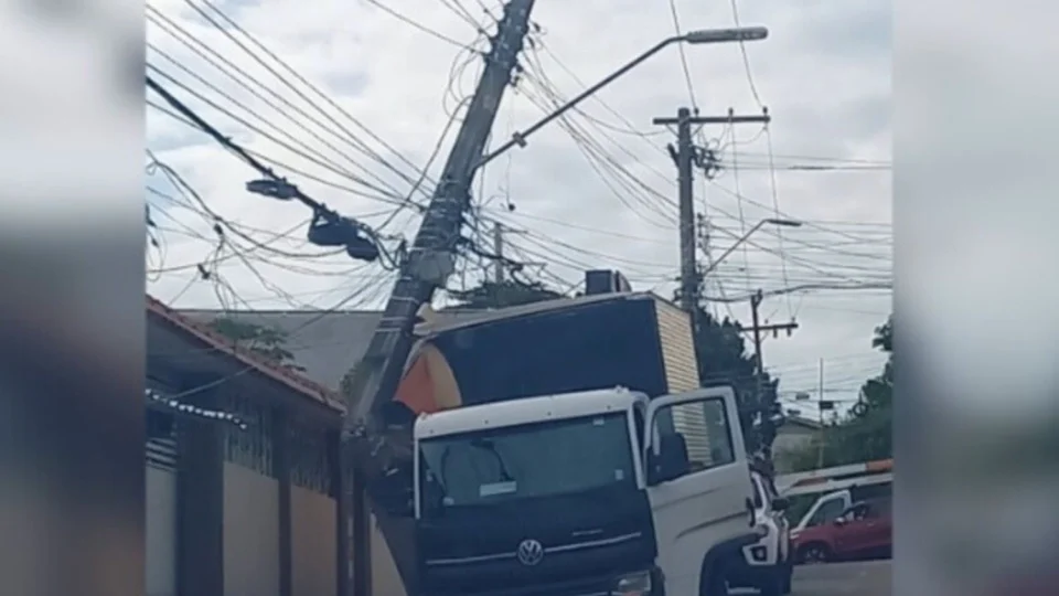 Caminhão bate em poste e interrompe fornecimento de energia no Parque 10, em Manaus