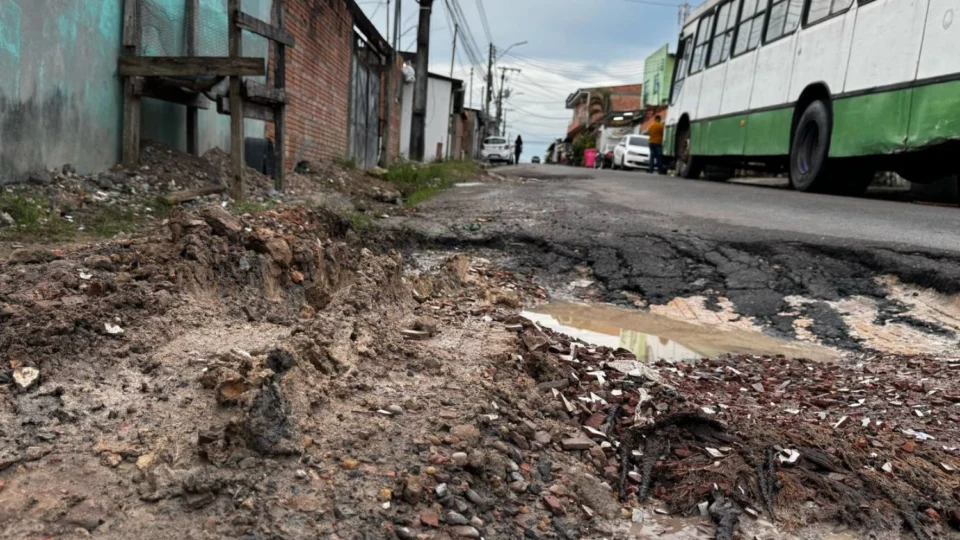 Buracos na rua Oscar Romero, geram acidentes e revolta entre moradores no Zumbi 1