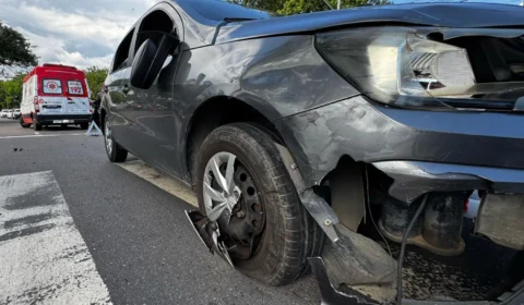 Colisão entre carro e moto deixa duas pessoas feridas na avenida Buriti, em Manaus