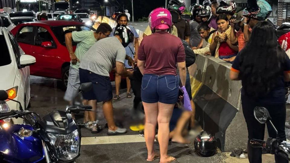 Motociclista fica gravemente ferido após colisão na avenida Efigênio Salles, em Manaus