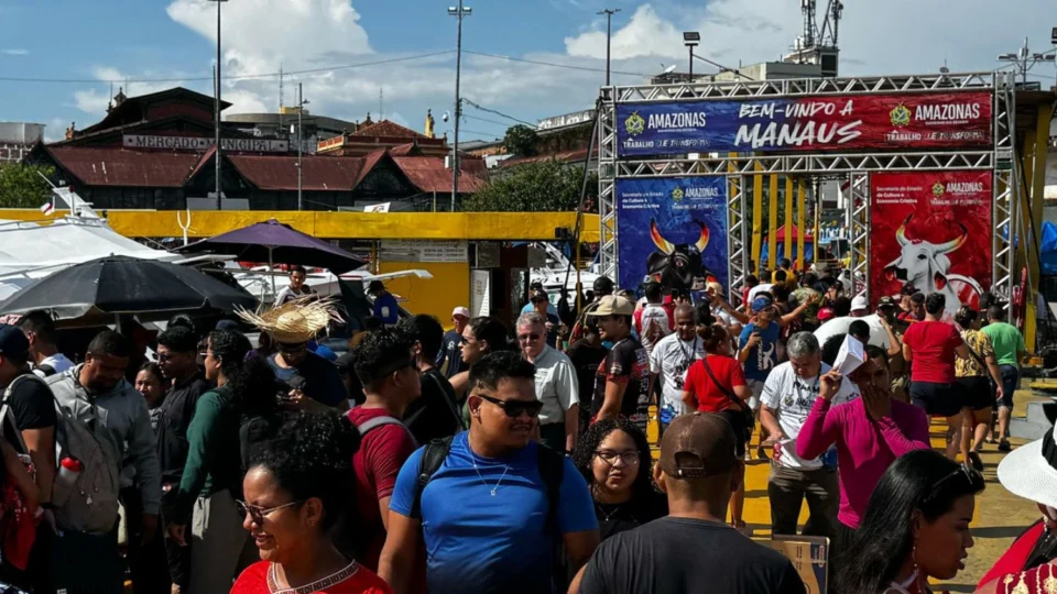 Passageiros embarcam em massa rumo ao Festival de Parintins 2025