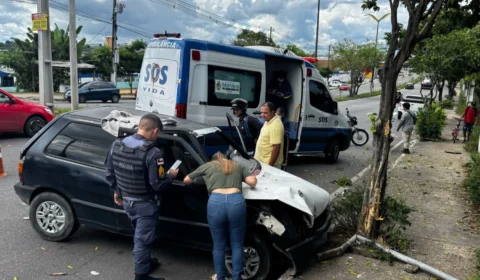 Motorista supostamente embriagado colide com árvore na Avenida Natan Xavier, em Manaus