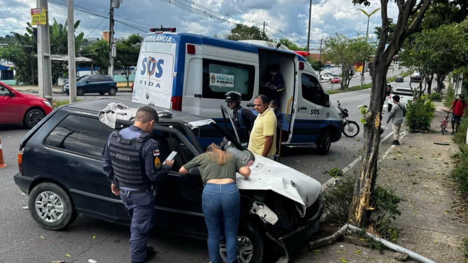 Motorista supostamente embriagado colide com árvore na Avenida Natan Xavier, em Manaus