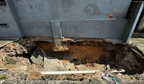 Moradores temem risco de desabamento em imóvel no bairro Jorge Teixeira