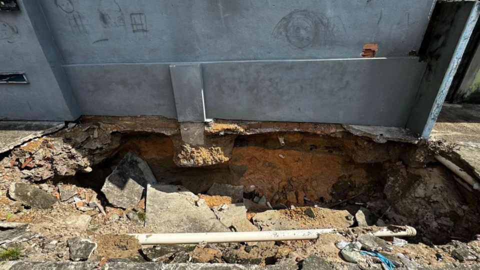 Moradores temem risco de desabamento em imóvel no bairro Jorge Teixeira